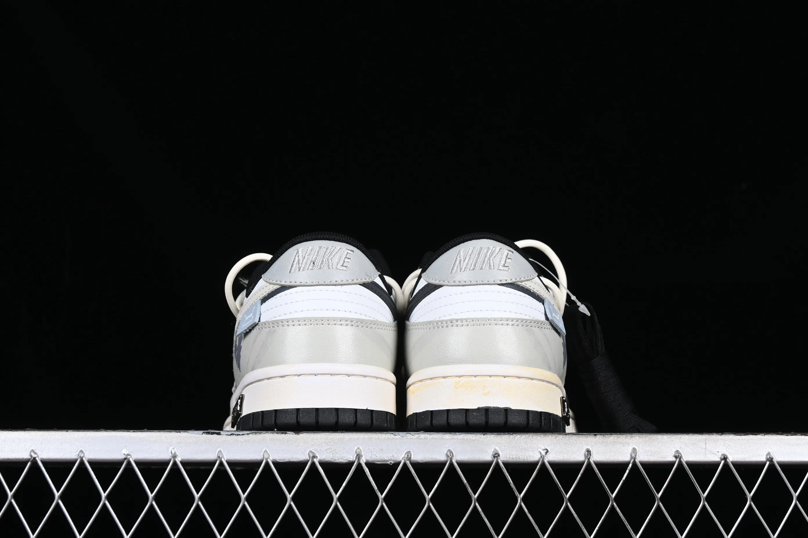 All Categories Nk SB Dunk Series Nk SB Dunk Low Low-top sneakers Customized large box Nk Dunk Low Panda Prank-Love Little Magic Card SB strap low-top casual sneakers DD1391-100